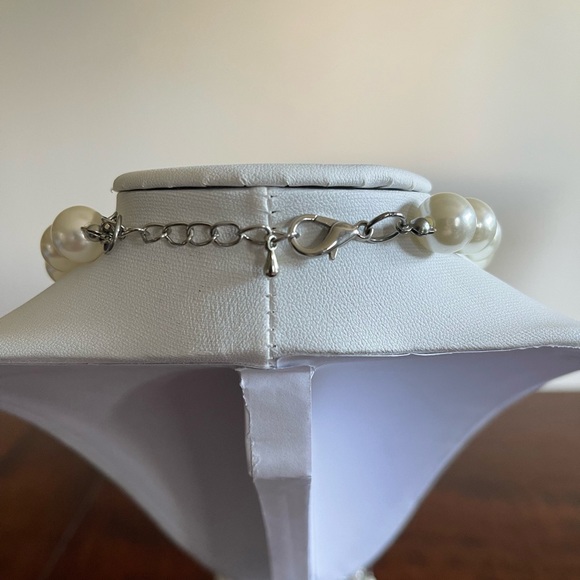 Statement necklace faux pearls light blue/grey faceted beads silver tone pendant - Picture 4 of 4